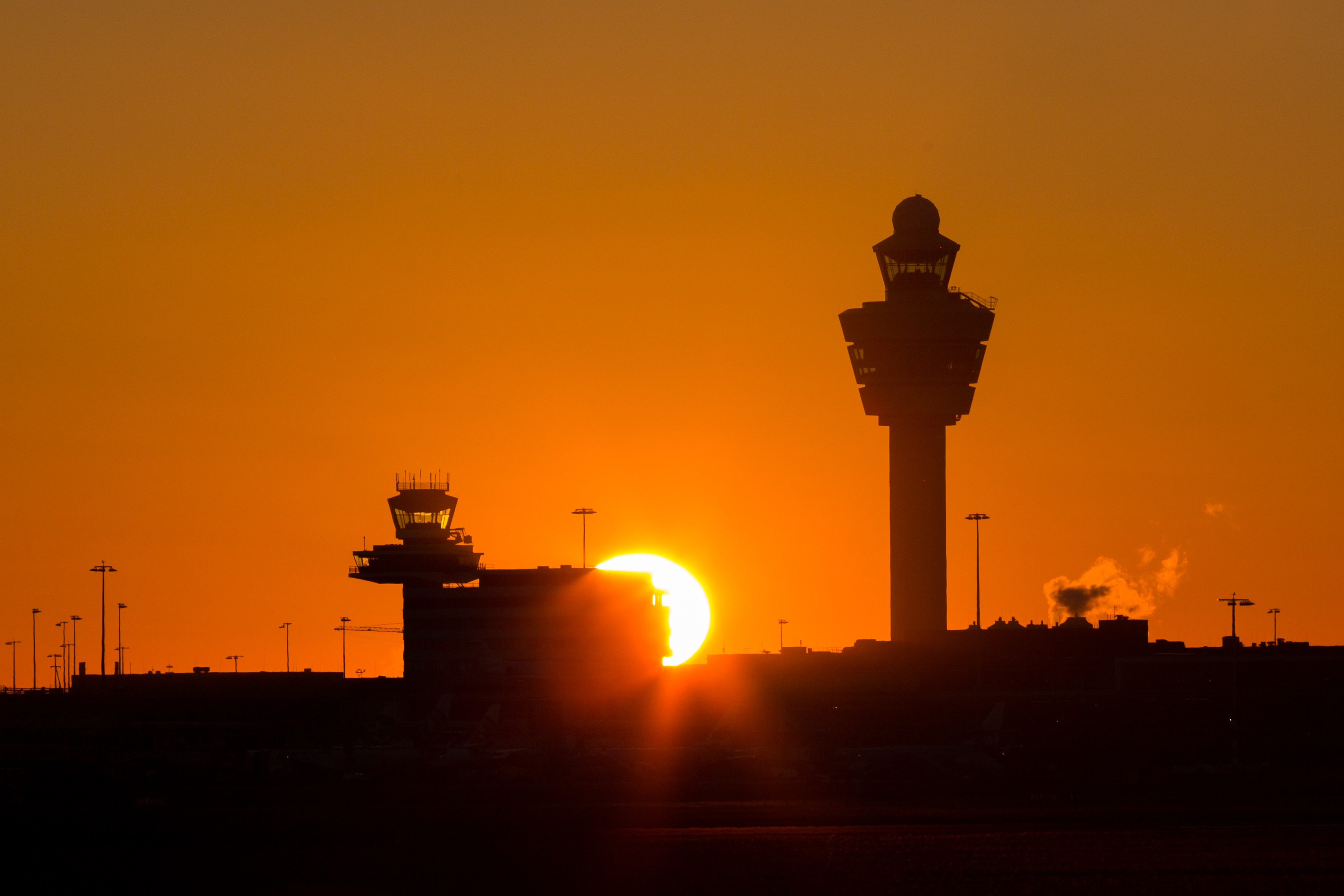 Luchthaven Schiphol bij zonsopkomst