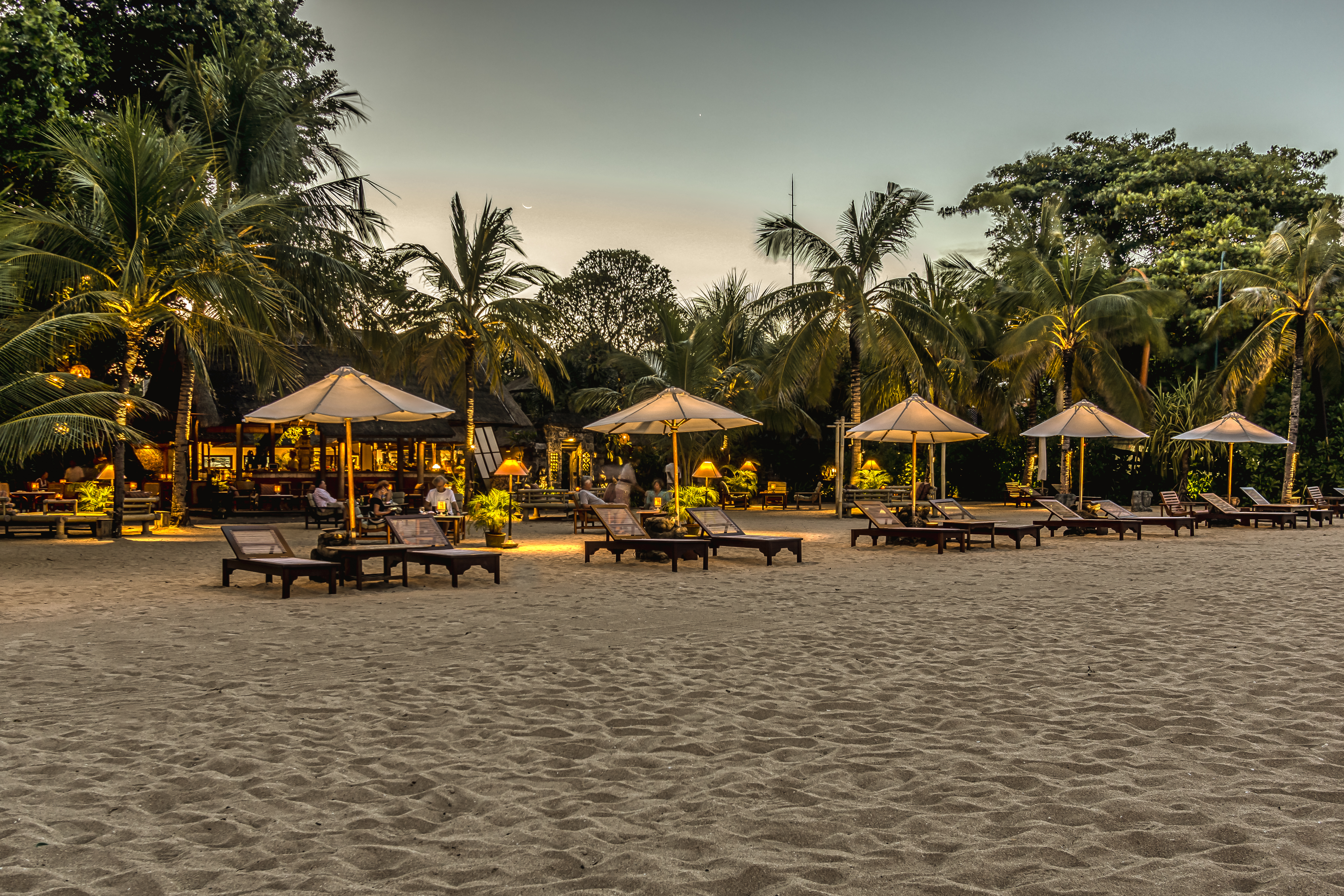 Zonnebedden op een tropisch strand in de avond