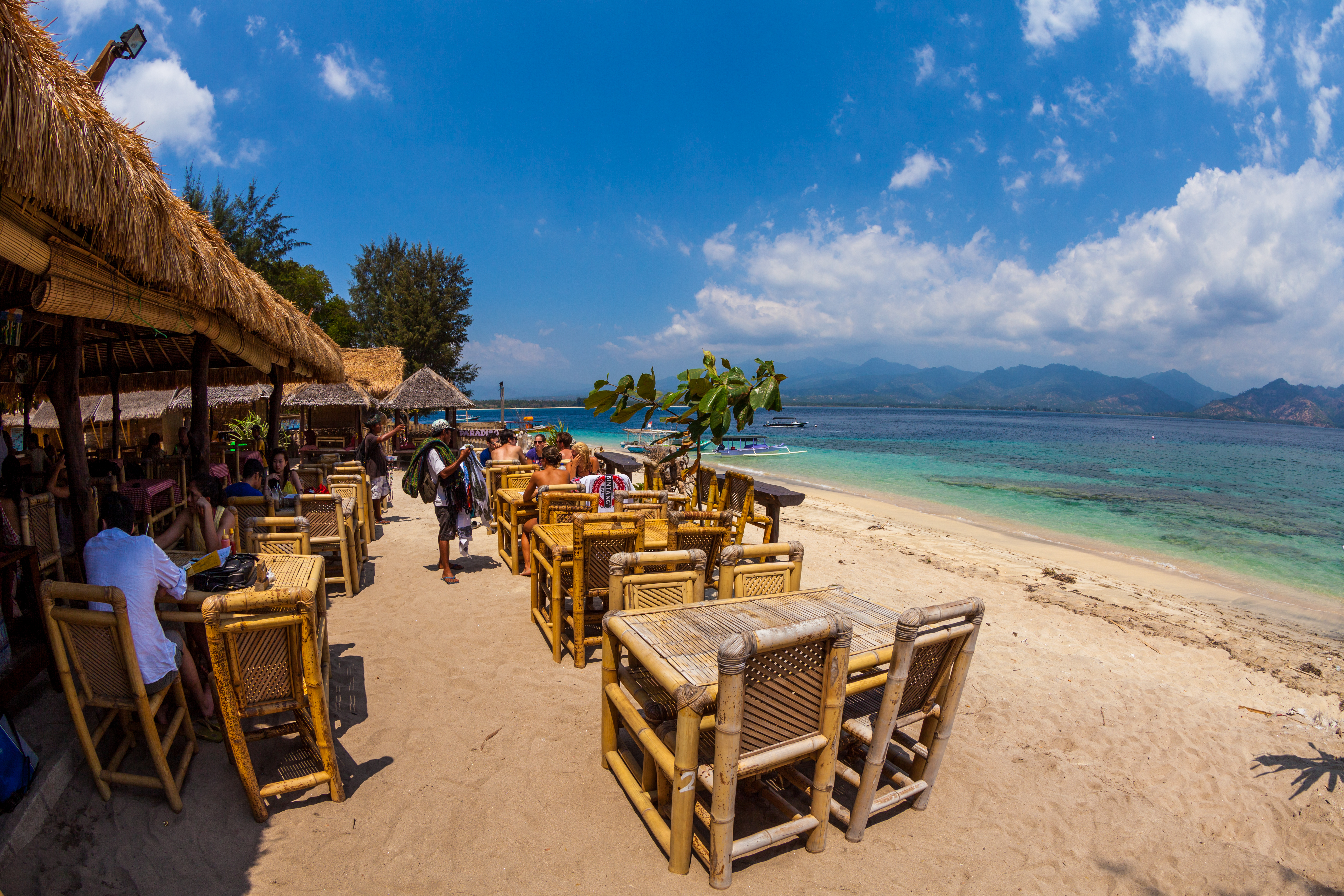 restaurant met terras op tropisch eiland