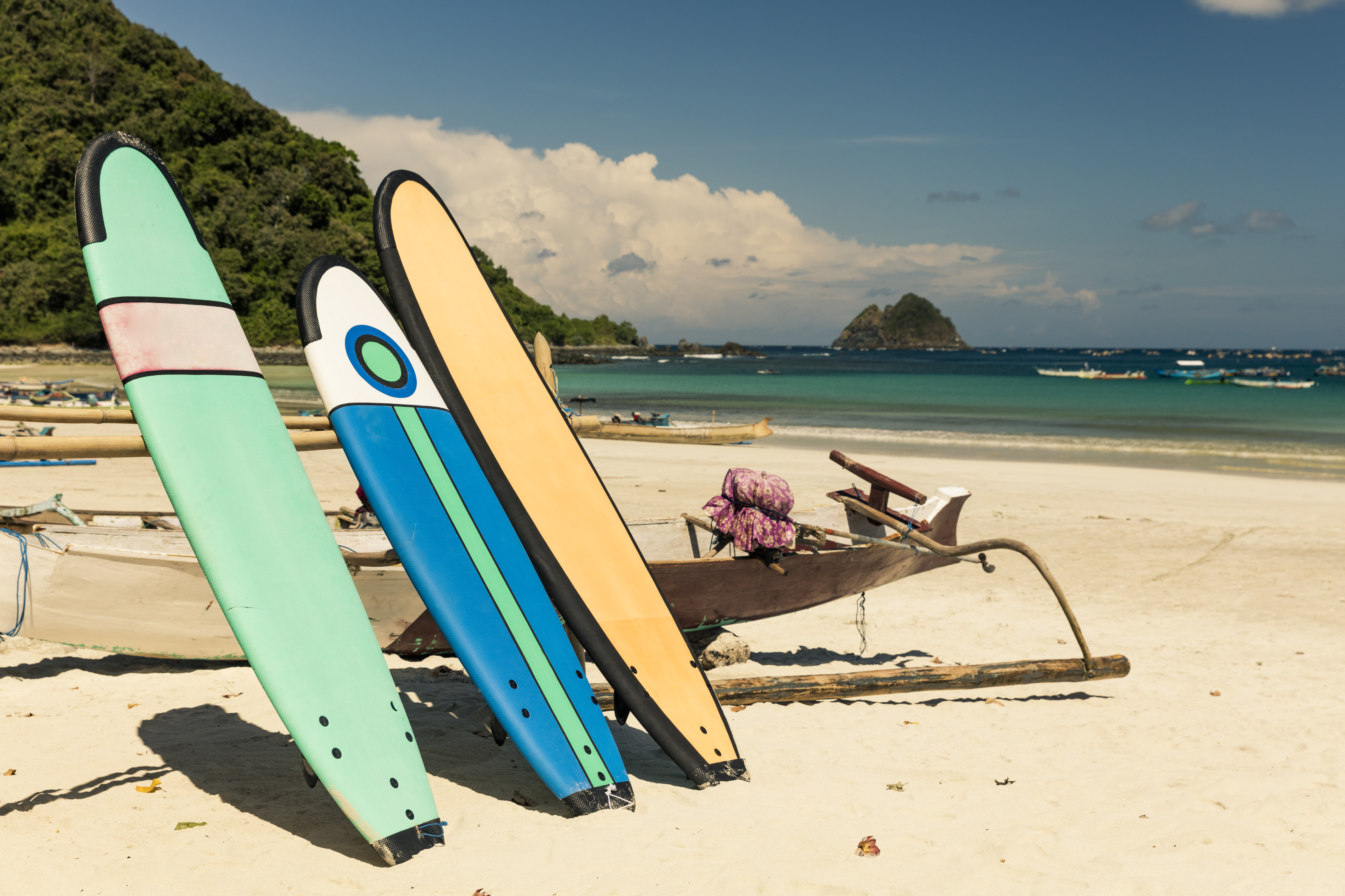 Surfplanken op het strand van Bali